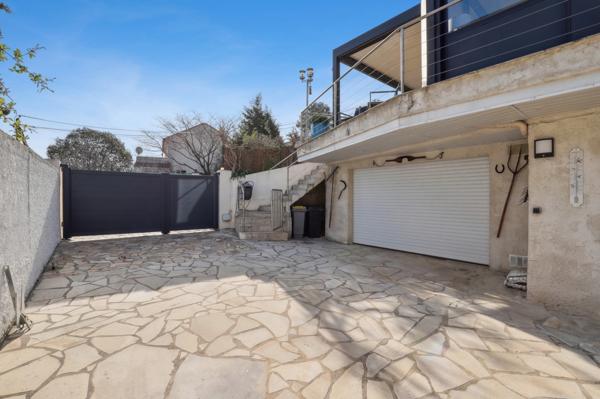 83430 SAINT MANDRIER SUR MER - 2 MAISONS + 1 STUDIO - 7 CHAMBRES - JARDIN - CLIMATISATION - VUE MER - PROCHE DE TOUTES COMMODITES - RENTABILITE