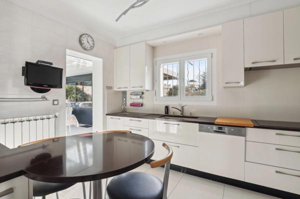 83430 SAINT MANDRIER SUR MER - 2 MAISONS + 1 STUDIO - 7 CHAMBRES - JARDIN - CLIMATISATION - VUE MER - PROCHE DE TOUTES COMMODITES - RENTABILITE