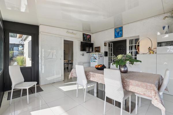 83430 SAINT MANDRIER SUR MER - 2 MAISONS + 1 STUDIO - 7 CHAMBRES - JARDIN - CLIMATISATION - VUE MER - PROCHE DE TOUTES COMMODITES - RENTABILITE