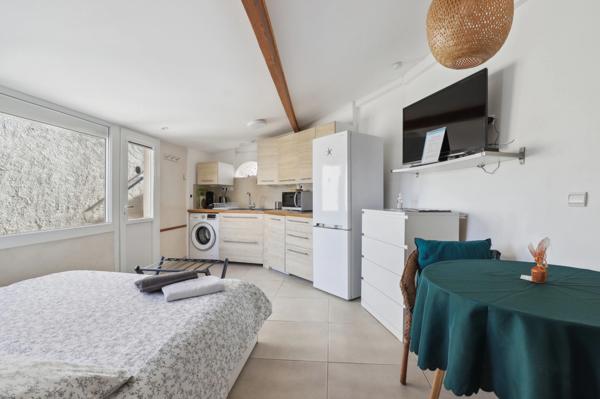 83430 SAINT MANDRIER SUR MER - 2 MAISONS + 1 STUDIO - 7 CHAMBRES - JARDIN - CLIMATISATION - VUE MER - PROCHE DE TOUTES COMMODITES - RENTABILITE