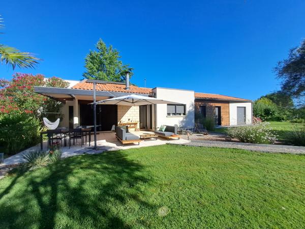 Maison d'architecte de plain-pied avec mezzanine, piscine, parc arboré et panneaux solaires