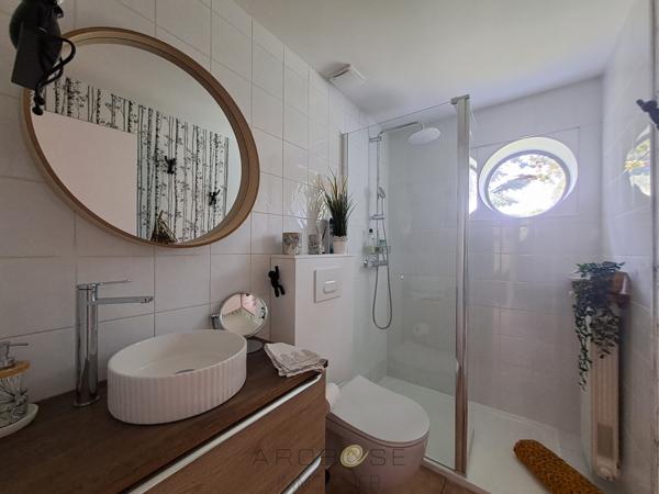 Maison d'architecte de plain-pied avec mezzanine, piscine, parc arboré et panneaux solaires