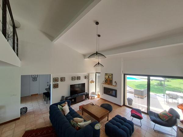 Maison d'architecte de plain-pied avec mezzanine, piscine, parc arboré et panneaux solaires