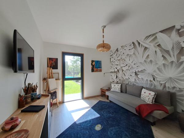 Maison d'architecte de plain-pied avec mezzanine, piscine, parc arboré et panneaux solaires