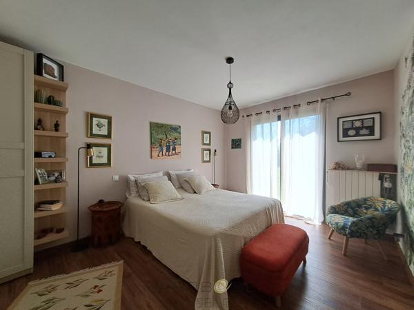 Maison d'architecte de plain-pied avec mezzanine, piscine, parc arboré et panneaux solaires