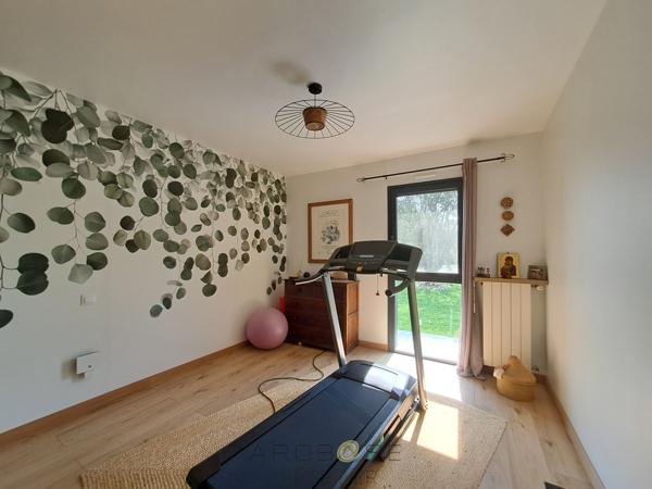 Maison d'architecte de plain-pied avec mezzanine, piscine, parc arboré et panneaux solaires