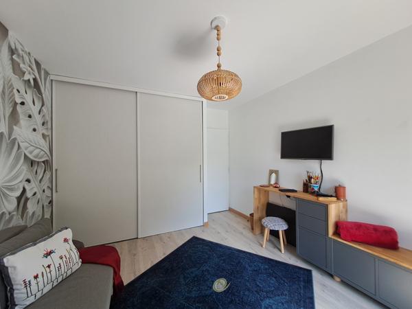 Maison d'architecte de plain-pied avec mezzanine, piscine, parc arboré et panneaux solaires