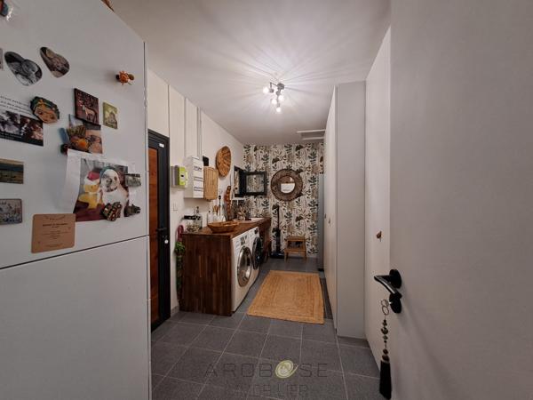 Maison d'architecte de plain-pied avec mezzanine, piscine, parc arboré et panneaux solaires