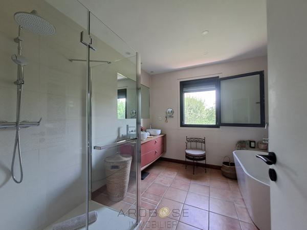 Maison d'architecte de plain-pied avec mezzanine, piscine, parc arboré et panneaux solaires
