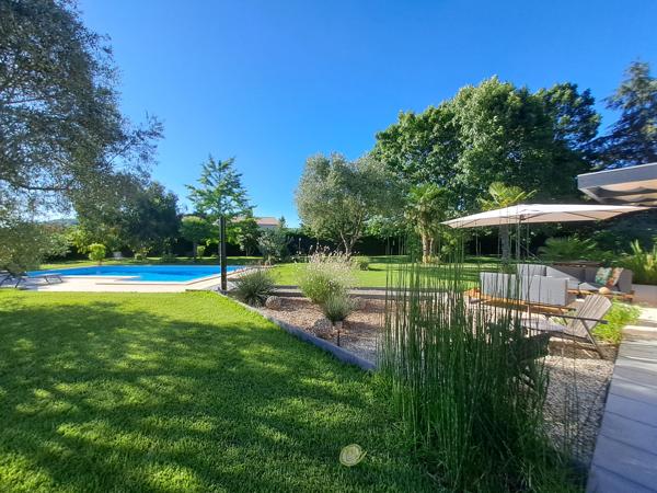 Maison d'architecte de plain-pied avec mezzanine, piscine, parc arboré et panneaux solaires