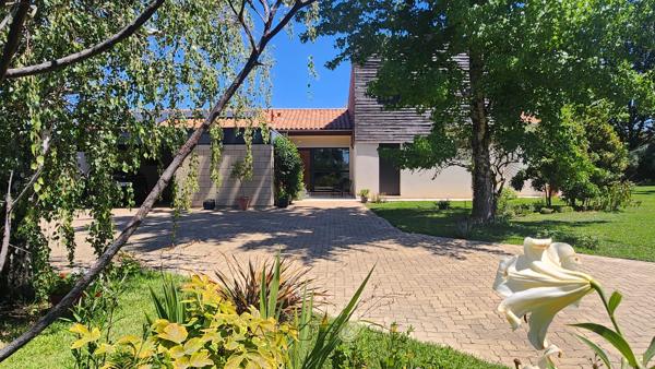 Maison d'architecte de plain-pied avec mezzanine, piscine, parc arboré et panneaux solaires