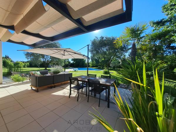 Maison d'architecte de plain-pied avec mezzanine, piscine, parc arboré et panneaux solaires