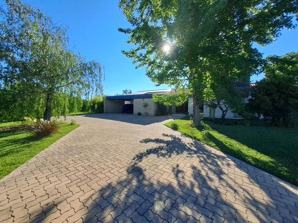 Maison d'architecte de plain-pied avec mezzanine, piscine, parc arboré et panneaux solaires