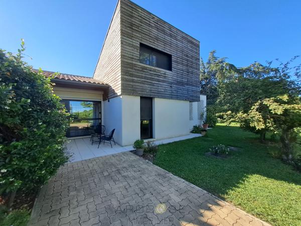 Maison d'architecte de plain-pied avec mezzanine, piscine, parc arboré et panneaux solaires
