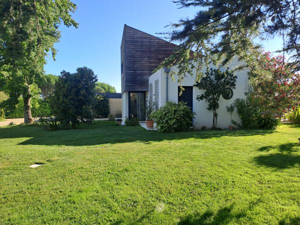 Maison d'architecte de plain-pied avec mezzanine, piscine, parc arboré et panneaux solaires