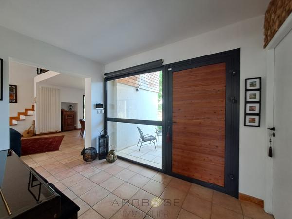Maison d'architecte de plain-pied avec mezzanine, piscine, parc arboré et panneaux solaires