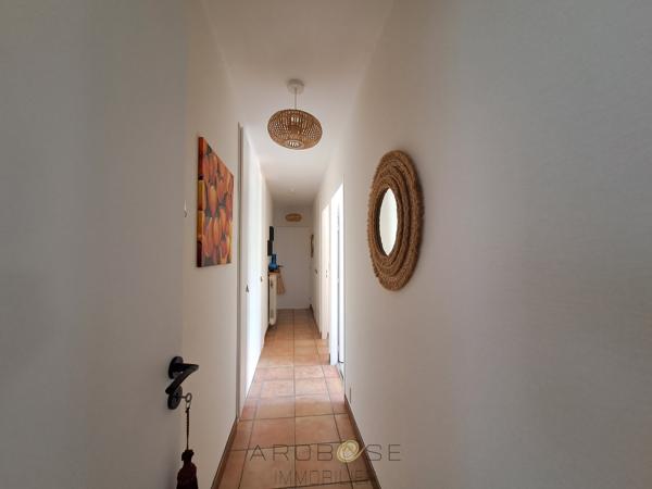 Maison d'architecte de plain-pied avec mezzanine, piscine, parc arboré et panneaux solaires