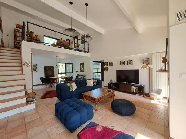 Maison d'architecte de plain-pied avec mezzanine, piscine, parc arboré et panneaux solaires
