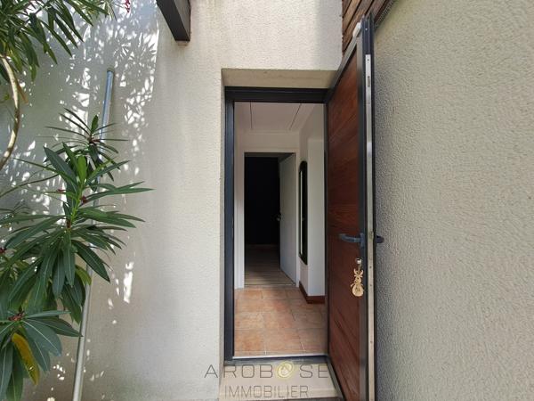 Maison d'architecte de plain-pied avec mezzanine, piscine, parc arboré et panneaux solaires