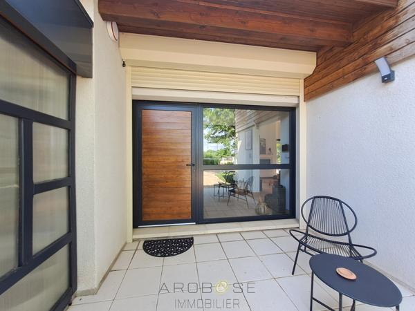 Maison d'architecte de plain-pied avec mezzanine, piscine, parc arboré et panneaux solaires