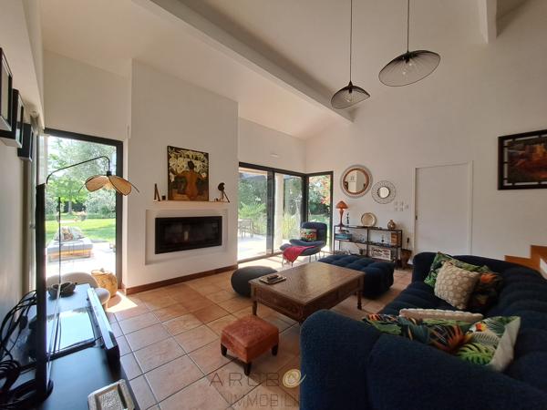 Maison d'architecte de plain-pied avec mezzanine, piscine, parc arboré et panneaux solaires