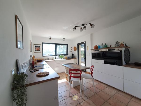 Maison d'architecte de plain-pied avec mezzanine, piscine, parc arboré et panneaux solaires