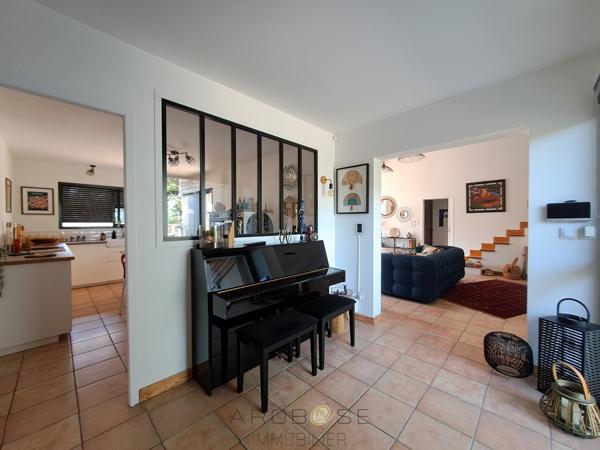 Maison d'architecte de plain-pied avec mezzanine, piscine, parc arboré et panneaux solaires