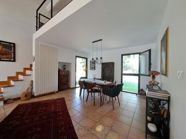 Maison d'architecte de plain-pied avec mezzanine, piscine, parc arboré et panneaux solaires