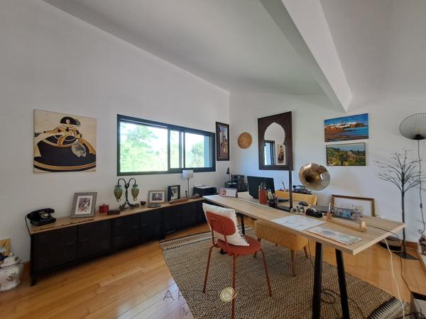 Maison d'architecte de plain-pied avec mezzanine, piscine, parc arboré et panneaux solaires