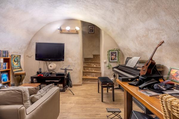 Rare à Cuges-les Pins-Maison de village de caractère de 115 M2 avec terrasse de plus de 21M2 