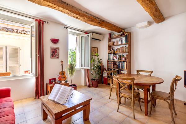 Rare à Cuges-les Pins-Maison de village de caractère de 115 M2 avec terrasse de plus de 21M2 