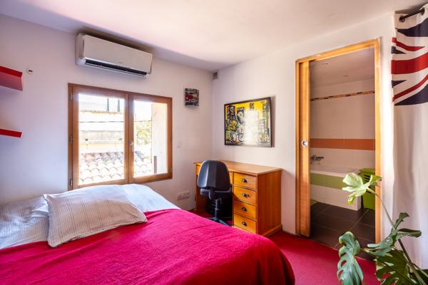 Rare à Cuges-les Pins-Maison de village de caractère de 115 M2 avec terrasse de plus de 21M2 