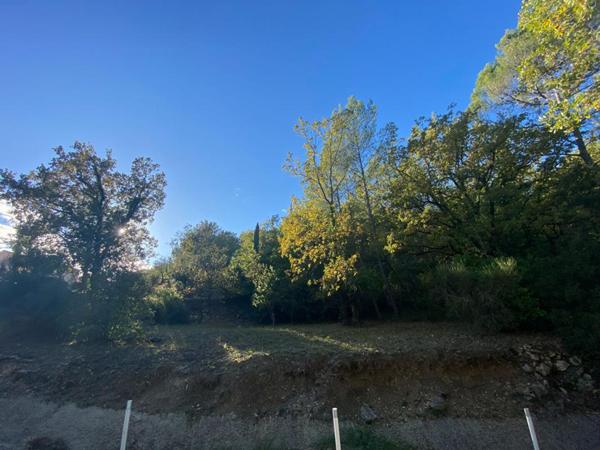 TERRAIN CONSTRUCTIBLE 401 M² FIGANIÈRES CENTRE EXPOSITION SUD