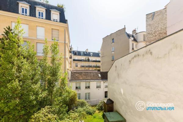 Vue dégagée sur jardin arboré
