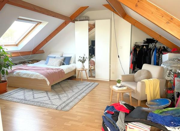 ÉLÉGANTE MAISON FAMILIALE DE 114 M² AVEC JARDIN SANS VIS A VIS, GARAGE ET SUITE PARENTALE

Dans un environnement résidentiel particulièrement recherché, au calme et à proximité immédiate de la forêt, découvrez cette charmante maison familiale offrant 114 m² habitables (142 m² au sol) sur un terrain clos et plat de 255 m² parfaitement entretenu.

Dès l'entrée, vous serez séduits par la luminosité omniprésente, les volumes harmonieux et l'atmosphère chaleureuse qui règne dans chaque pièce.

UN ESPACE DE VIE CONVIVIAL ET LUMINEUX

Le rez-de-chaussée propose une belle pièce de vie traversante d'environ 46 m² comprenant :

• Un salon chaleureux agrémenté d'une cheminée à insert ;
• Une salle à manger ouverte sur le jardin ;
• Une cuisine contemporaine équipée d'électroménager SMEG et son espace bar convivial.

L'ensemble bénéficie d'un accès direct aux terrasses et au jardin, créant une parfaite continuité entre intérieur et extérieur.

CONFORT ET INTIMITÉ À L'ÉTAGE

L'espace nuit accueille trois chambres lumineuses, dont une agréable suite parentale de plus de 16m2 avec dressing et salle de bains privative équipée d'une baignoire et d'une douche.

Une seconde salle d'eau ainsi qu'un WC complètent ce niveau.

UN ESPACE POLYVALENT SOUS LES COMBLES

Les combles aménagés offrent une pièce supplémentaire idéale pour un bureau, une salle de jeux, une chambre d'amis ou un espace détente selon vos besoins.

DES PRESTATIONS DE QUALITÉ

• Double vitrage
• Volets roulants électriques
• Radiateurs à inertie dernière génération
• Cheminée à insert
• Porte d'entrée et porte de garage isolées
• Garage attenant
• Double terrasse dont une exposée plein Sud avec pergola
• Cabanon de jardin
• Jardin clos, intime et sans vis-à-vis

UNE SITUATION IDÉALE

Cette maison bénéficie d'un emplacement privilégié permettant de concilier qualité de vie et praticité du quotidien :

• Forêt accessible à quelques pas
• Commerces, écoles et transports à pied
• Collège et lycée réputés parmi les meilleurs établissements des Yvelines
• Gare permettant de rejoindre Paris-Montparnasse en 38 minutes
• Accès rapide aux autoroutes A12, A13 et A86

LES ATOUTS QUI FONT LA DIFFÉRENCE

✓ Aucun travaux à prévoir
✓ 4 chambres possibles
✓ Suite parentale avec dressing
✓ Garage et nombreux rangements
✓ Jardin paysager sans vis-à-vis
✓ Quartier résidentiel recherché

Une maison clé en main, parfaitement entretenue, idéale pour une famille souhaitant profiter d'un cadre de vie privilégié entre nature et commodités.

Contactez-moi pour organiser une visite et découvrir tout le potentiel de cette belle propriété.