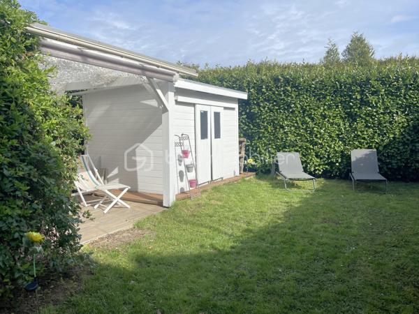 ÉLÉGANTE MAISON FAMILIALE DE 114 M² AVEC JARDIN SANS VIS A VIS, GARAGE ET SUITE PARENTALE

Dans un environnement résidentiel particulièrement recherché, au calme et à proximité immédiate de la forêt, découvrez cette charmante maison familiale offrant 114 m² habitables (142 m² au sol) sur un terrain clos et plat de 255 m² parfaitement entretenu.

Dès l'entrée, vous serez séduits par la luminosité omniprésente, les volumes harmonieux et l'atmosphère chaleureuse qui règne dans chaque pièce.

UN ESPACE DE VIE CONVIVIAL ET LUMINEUX

Le rez-de-chaussée propose une belle pièce de vie traversante d'environ 46 m² comprenant :

• Un salon chaleureux agrémenté d'une cheminée à insert ;
• Une salle à manger ouverte sur le jardin ;
• Une cuisine contemporaine équipée d'électroménager SMEG et son espace bar convivial.

L'ensemble bénéficie d'un accès direct aux terrasses et au jardin, créant une parfaite continuité entre intérieur et extérieur.

CONFORT ET INTIMITÉ À L'ÉTAGE

L'espace nuit accueille trois chambres lumineuses, dont une agréable suite parentale de plus de 16m2 avec dressing et salle de bains privative équipée d'une baignoire et d'une douche.

Une seconde salle d'eau ainsi qu'un WC complètent ce niveau.

UN ESPACE POLYVALENT SOUS LES COMBLES

Les combles aménagés offrent une pièce supplémentaire idéale pour un bureau, une salle de jeux, une chambre d'amis ou un espace détente selon vos besoins.

DES PRESTATIONS DE QUALITÉ

• Double vitrage
• Volets roulants électriques
• Radiateurs à inertie dernière génération
• Cheminée à insert
• Porte d'entrée et porte de garage isolées
• Garage attenant
• Double terrasse dont une exposée plein Sud avec pergola
• Cabanon de jardin
• Jardin clos, intime et sans vis-à-vis

UNE SITUATION IDÉALE

Cette maison bénéficie d'un emplacement privilégié permettant de concilier qualité de vie et praticité du quotidien :

• Forêt accessible à quelques pas
• Commerces, écoles et transports à pied
• Collège et lycée réputés parmi les meilleurs établissements des Yvelines
• Gare permettant de rejoindre Paris-Montparnasse en 38 minutes
• Accès rapide aux autoroutes A12, A13 et A86

LES ATOUTS QUI FONT LA DIFFÉRENCE

✓ Aucun travaux à prévoir
✓ 4 chambres possibles
✓ Suite parentale avec dressing
✓ Garage et nombreux rangements
✓ Jardin paysager sans vis-à-vis
✓ Quartier résidentiel recherché

Une maison clé en main, parfaitement entretenue, idéale pour une famille souhaitant profiter d'un cadre de vie privilégié entre nature et commodités.

Contactez-moi pour organiser une visite et découvrir tout le potentiel de cette belle propriété.