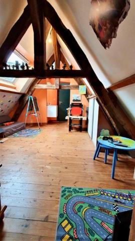 Maison de charme dans le centre historique de Bayeux écoles et commerces à pieds.