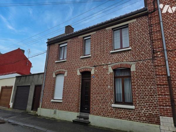 Maison à proximité du centre ville avec 4 chambres jardinet et garage 