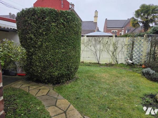Maison à proximité du centre ville avec 4 chambres jardinet et garage 