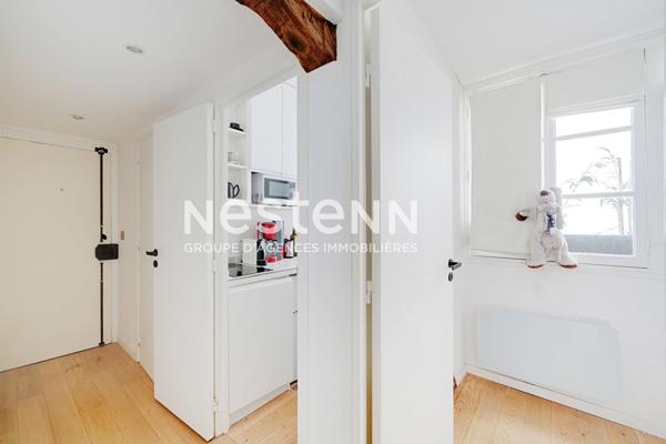 SAINT-GERMAIN-DES-PRÉS - L'EXCEPTIONNEL ! Splendide 2 Pièces Dernier Étage - Séjour Cathédrale, Poutres & Cheminée