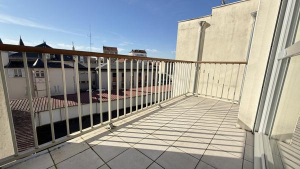 Vichy (03200) Viager occupé sans rente Dame 81 ans - Bel appartement T4 avec terrasses et garage