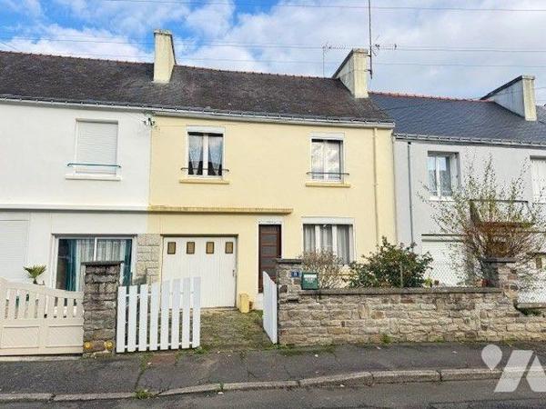 A vendre maison QUMPERLE (29)
Maison de ville édifiée en 1961, située dans un environnement ca...