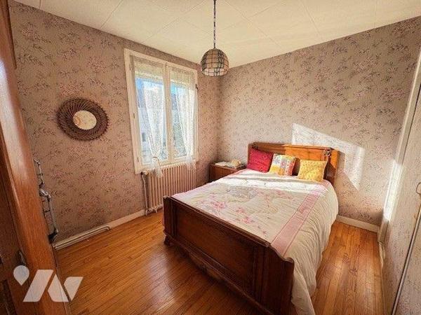 A vendre maison QUMPERLE (29)
Maison de ville édifiée en 1961, située dans un environnement ca...