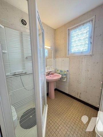 A vendre maison QUMPERLE (29)
Maison de ville édifiée en 1961, située dans un environnement ca...