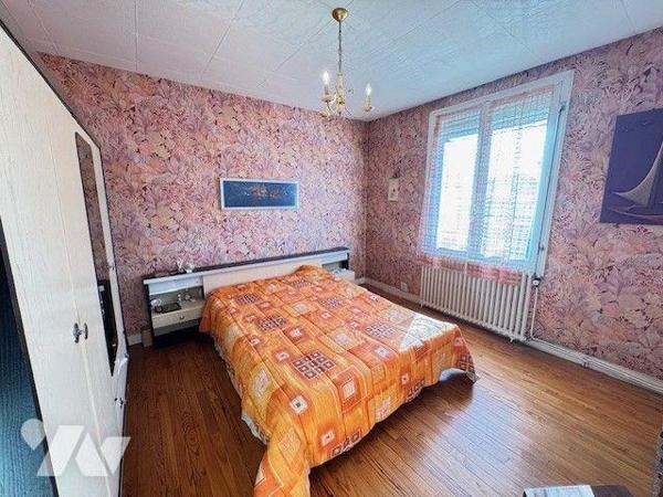 A vendre maison QUMPERLE (29)
Maison de ville édifiée en 1961, située dans un environnement ca...