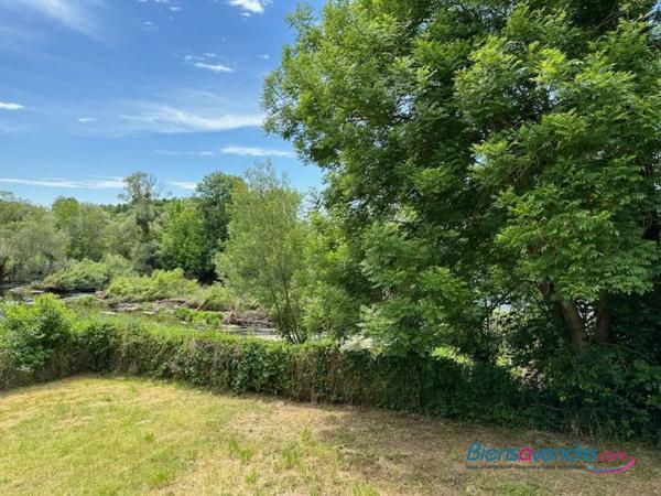 MAISON DE CAMPAGNE AU BORD DE L'EAU