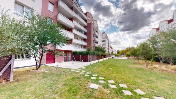 NEUILLY SUR MARNE - Appartement T2 au Dernier Étage avec Vue Dégagée