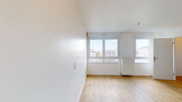 NEUILLY SUR MARNE - Appartement T2 au Dernier Étage avec Vue Dégagée