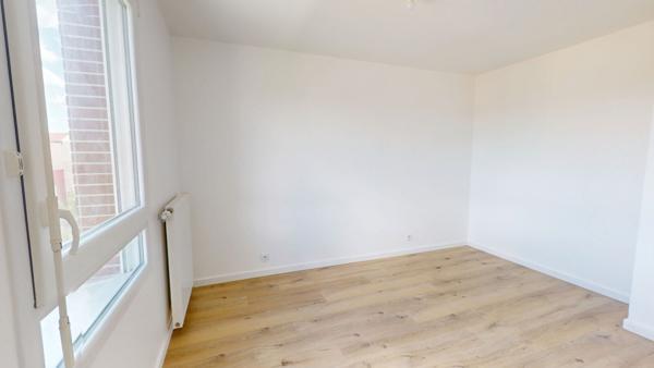 NEUILLY SUR MARNE - Appartement T2 au Dernier Étage avec Vue Dégagée