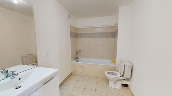 NEUILLY SUR MARNE - Appartement T2 au Dernier Étage avec Vue Dégagée